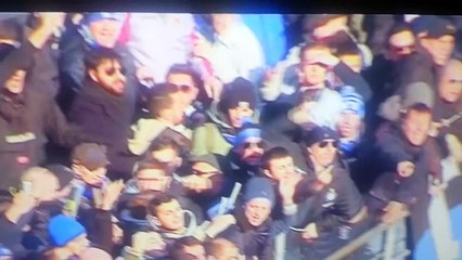 Futbolista argentino regala su camiseta pero los hinchas se la devuelven