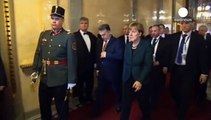 Merkel visita Hungría entre manifestaciones y desencuentros retóricos