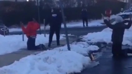 Video herunterladen: Cop Pulls Gun on Teens Reportedly Having Snowball Fight