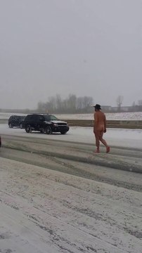 Un cowboy marche nu dans la neige, portant juste un chapeau et des bottes!