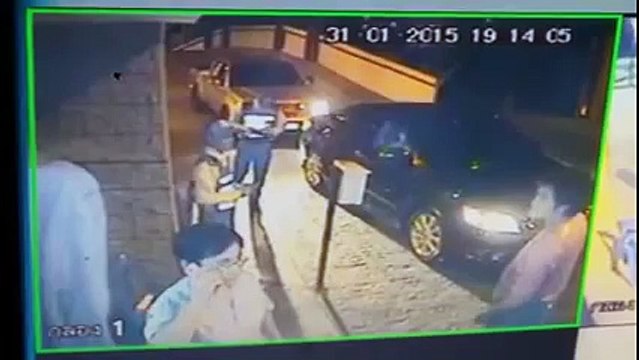 Un agent de sécurité tir sur un homme et s'acharne sur lui à coup de pieds