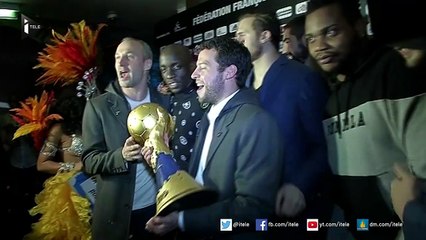 Les Experts fêtent leur victoire au VIP room