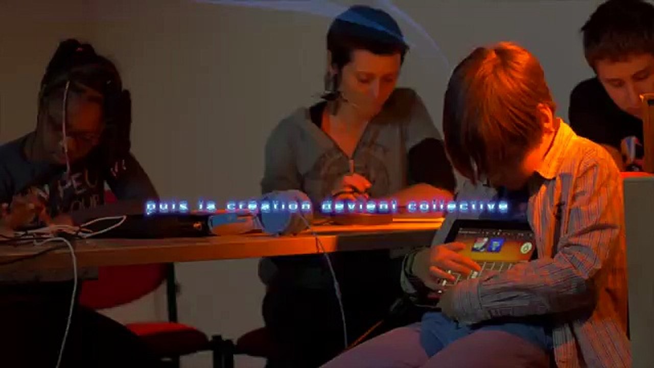 Improvisation collective sur tablette en bibliothèque à Seix