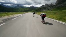 Descente de skaters qui doublent des vélos dans les Alpes