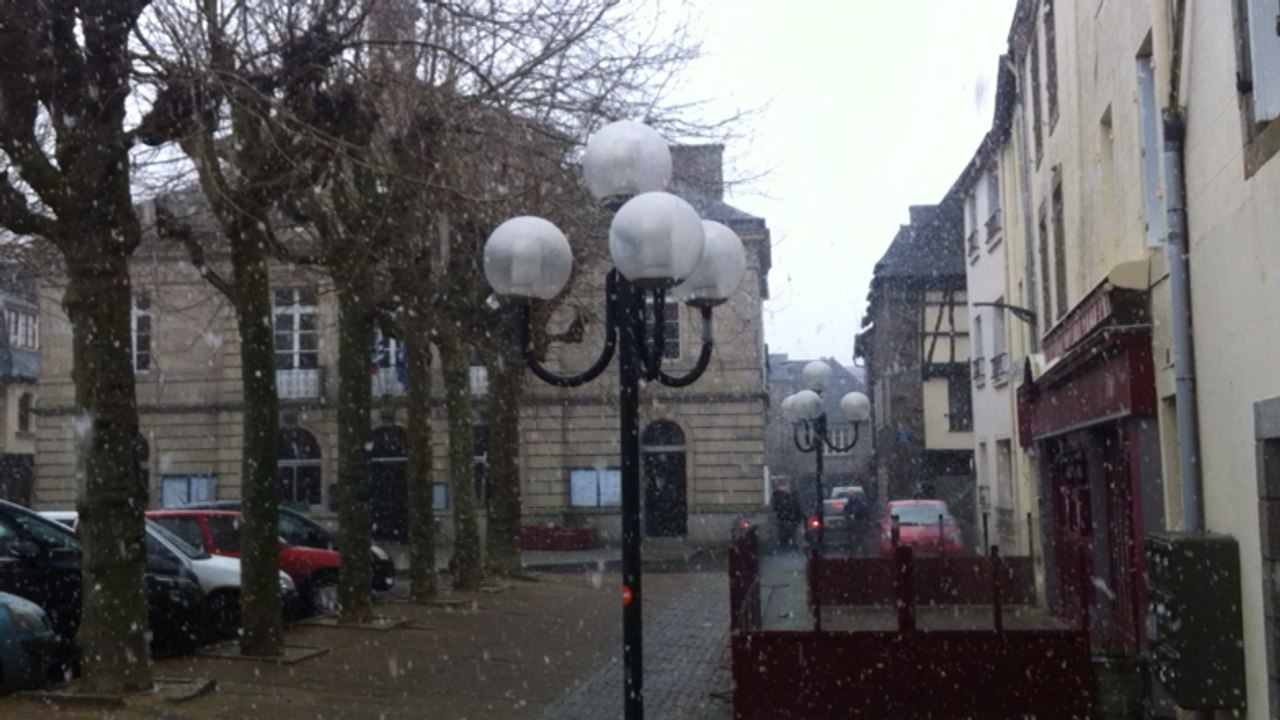 Carhaix. La neige tombe à gros flocons