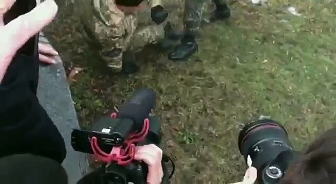 Драка АЙДАР против ВСУ под зданием Минобороны в Киеве.