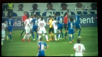 Jogador leva cartão após 'plantar bananeira' em campo