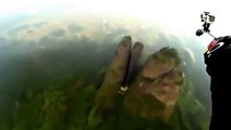 Il saute en Wingsuit depuis un hélicoptère