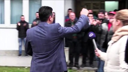 Video/ Gruevski e Zaev flasin për "bombat", ja biseda mes tyre
