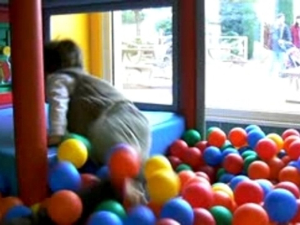 encore dans la piscine à balles