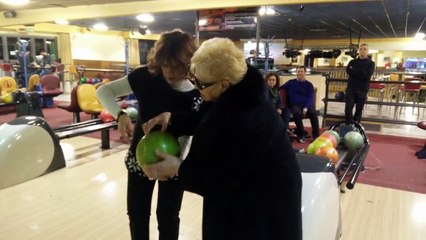 Mamie à 84 ans joue pour la 1ère fois au bowling ... Ouaww !