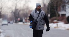 James Robertson marche 33 kilomètres par jour pour travailler