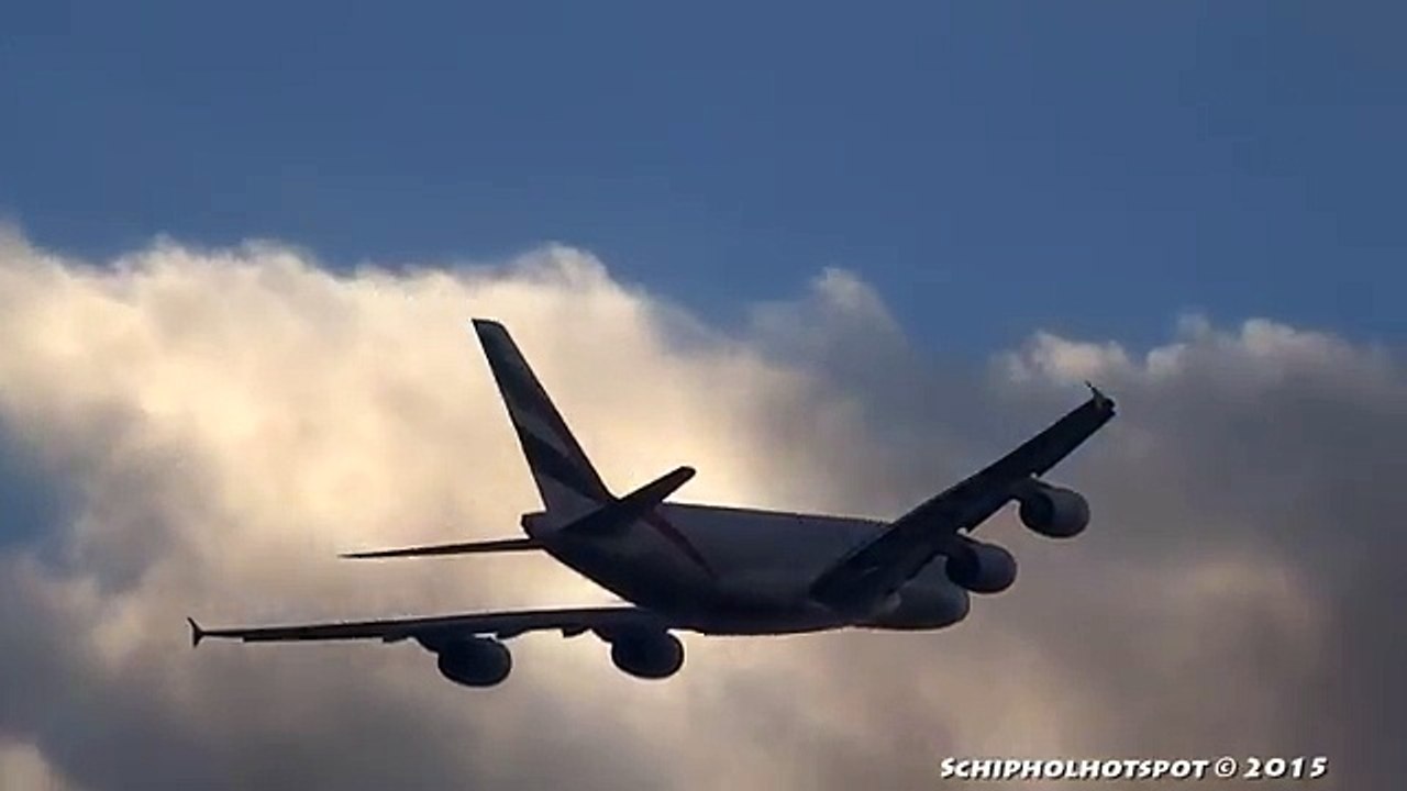 Un avion de ligne A380 forme des vortex à travers un gros nuage