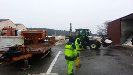 Chargement de sel d'un camion de déneigement au Centre Routier Départemental de Vedéne (Vaucluse). Février 2015