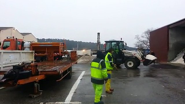 Chargement de sel d'un camion de déneigement au Centre Routier Départemental de Vedéne (Vaucluse). Février 2015