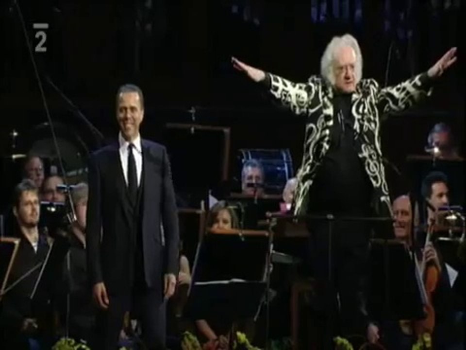 Un chef orchestre met l'ambiance pendant la musique de SOS Fantômes