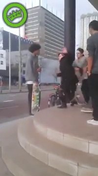 Un skateboarder Néerlandais pousse une vieille dame de quelques marches d'escaliers