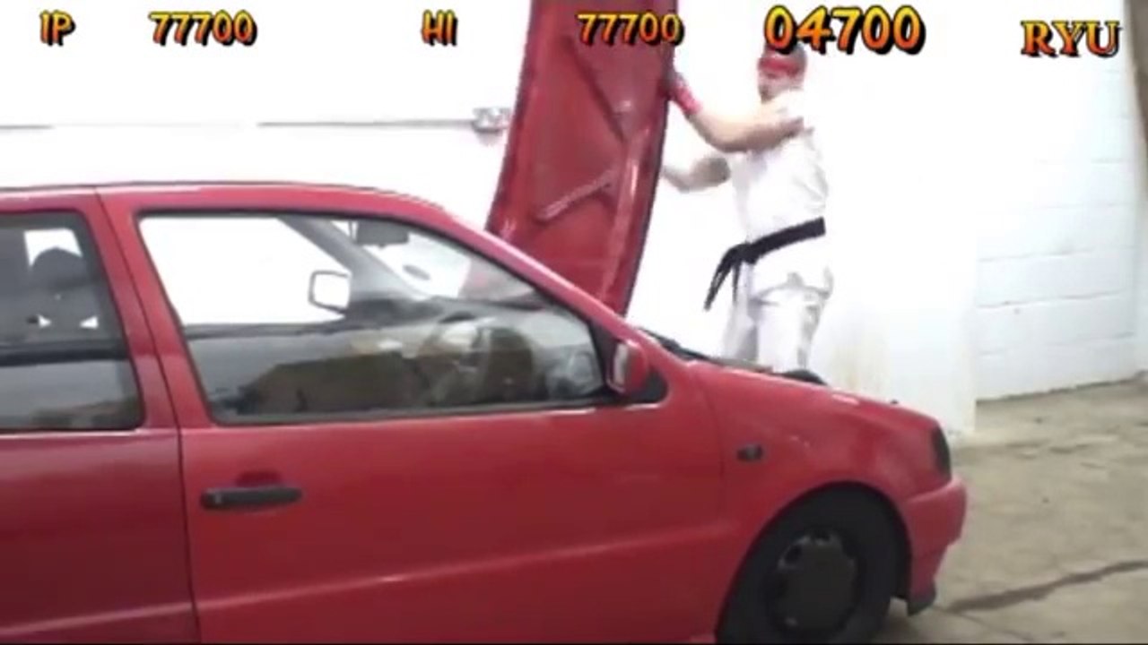 Il détruit une voiture comme dans le bonus Stage du jeu vidéo Street Fighter II