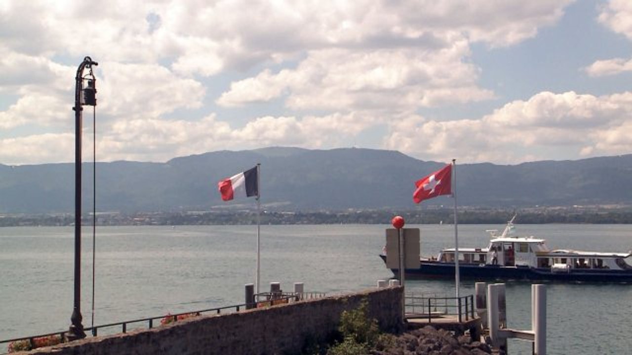 Bande-annonce : Suisse, au pays des transfrontaliers (documentaire)