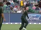 Australian cricketers doing funny mimicry on the cricket field. Crazy stuff - Video Dailymotion