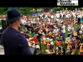 Opération "1000 guitares" avec Michael Jones à Avoine Zone Blues