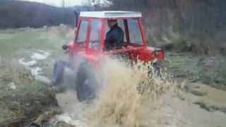 Traktor zaglavio , traktor u blatu