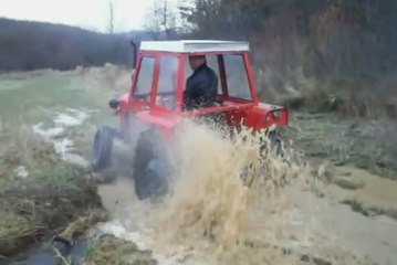 Traktor zaglavio , traktor u blatu