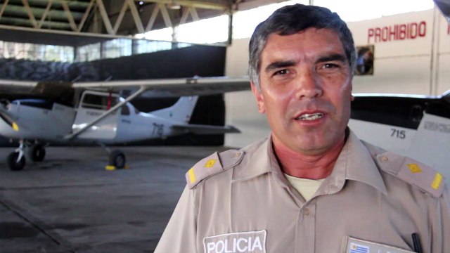 Los ojos de Policía Caminera en el aire