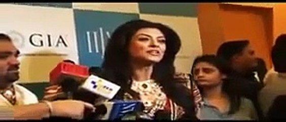 Sushmita Sen quran majeed ki tilawat karte howey
