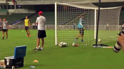 Télécharger la video: [Slo-mo] Zlatan Ibrahimovic Kung Fu Kick Goal At Hong Kong China Video