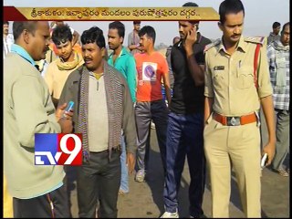 5 injured as car hits parked lorry in Srikakulam