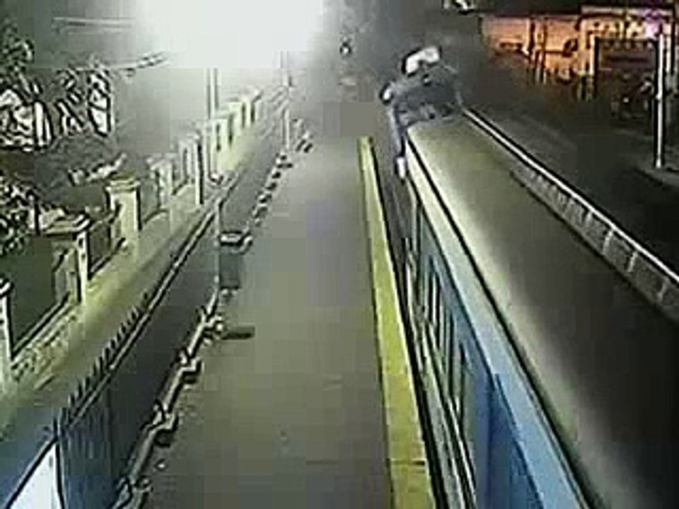 Really Scary Accident Ever.....two Trians Hits One Bus In Argentina...1