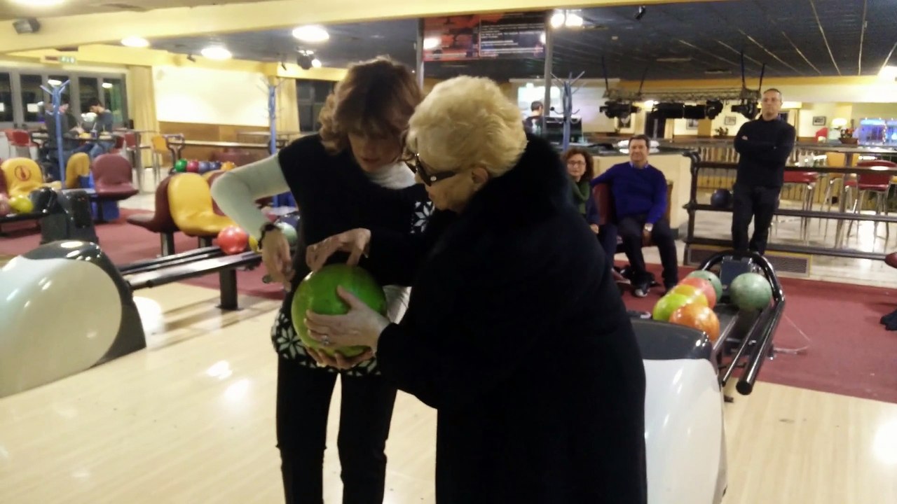Une mamie fait un strike au bowling alors que c'est la première fois qu'elle joue!