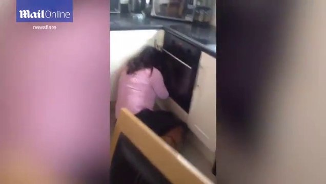 Après des années loin de chez lui il fait la surprise à sa maman et rentre à la maison : réaction magique!