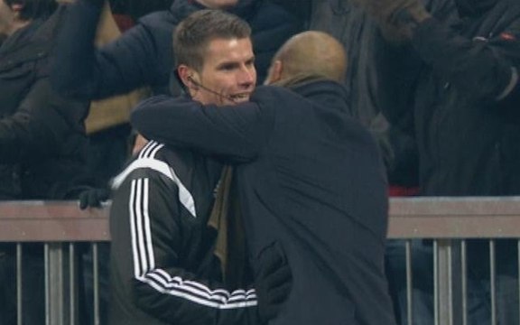 Pep Guardiola se jette dans les bras du 4ème arbitre après le but d’Arjen Robben