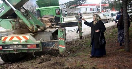 Vali Coş'un annesi, tek başına çevre eylemi yaptı