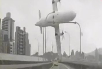 L'impressionnant crash d'un avion à Taïwan