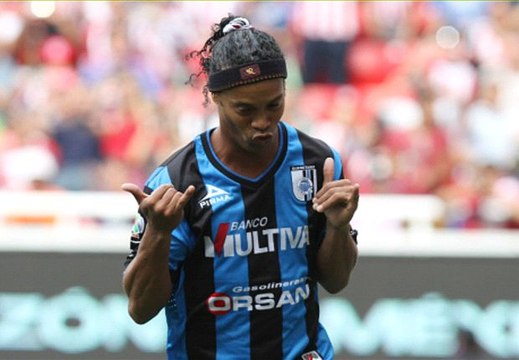 Ronaldinho humilie un défenseur !