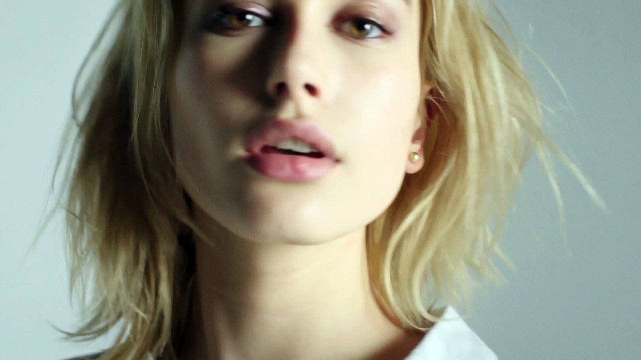 Topshop dévoile sa collection jean avec Hailey Baldwin