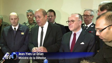 Le Drian salue le "courage" des militaires attaqués