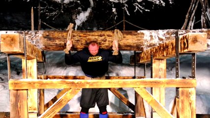 Hafpór Júlíus "Thor" Björnsson soulève un tronc de 640 kilos
