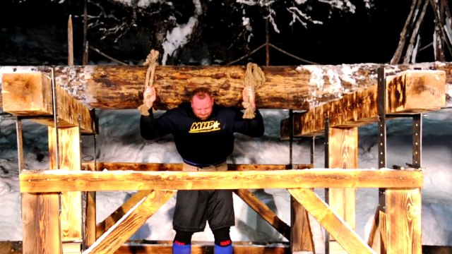 Hafpór Júlíus Thor Björnsson soulève un tronc de 640 kilos