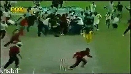 Horrible crowd charges on the field - PTV Cricket