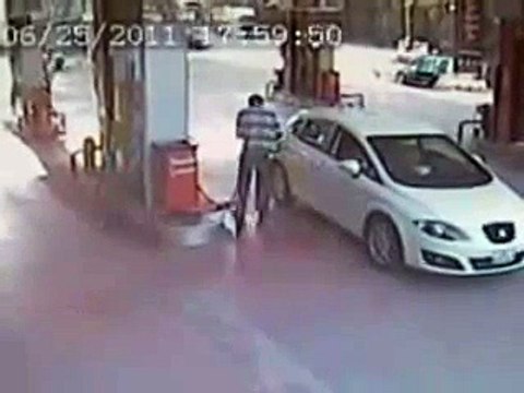 OHAA..Pompacı Havaya Uçuyor Benzin İstasyonu Kaza