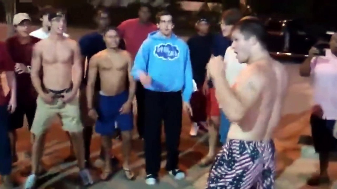 Un mec maigre n'a pas peur de se battre avec un mec musclé (Etats-Unis)