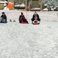Lionel Messi brinca na neve com a família