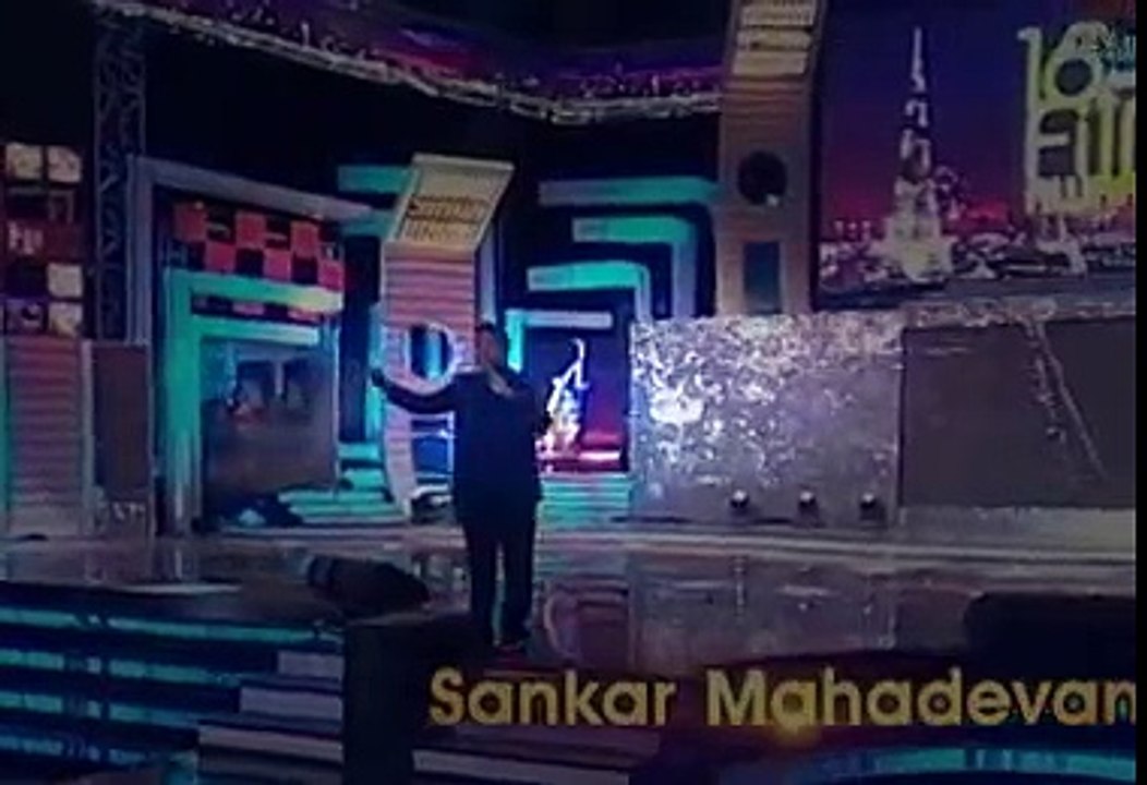 Shankar Mahadevan gives Shah Rukh Khan a tribute at Asianet Film Awards