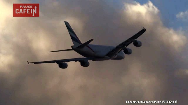 un avion A380 crée un vortex en traversant ces nuages !