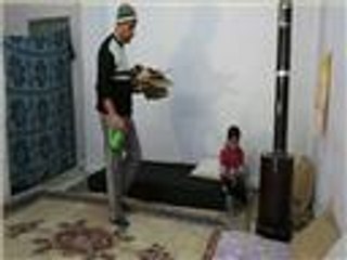 لاجئون فلسطينيون بتركيا يضطرون لحرق ملابسهم للتدفئة