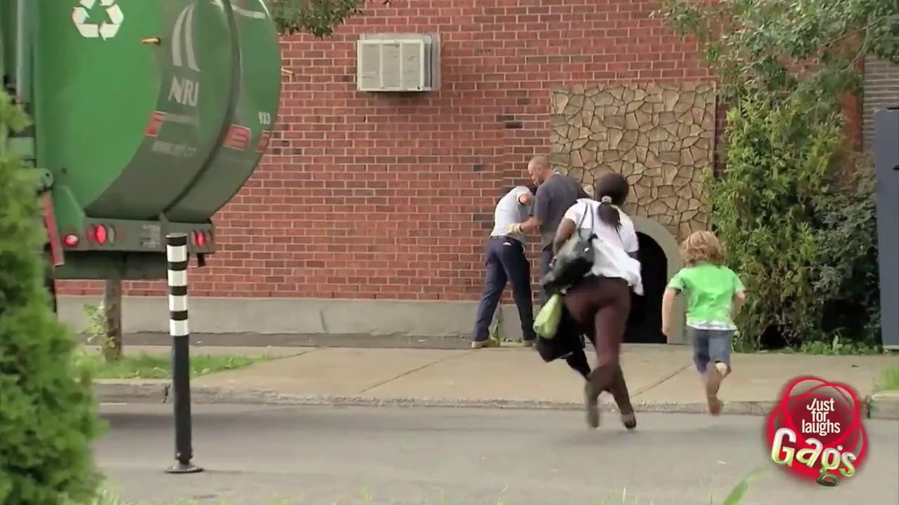 Cet enfant parvient à passer à travers le mur